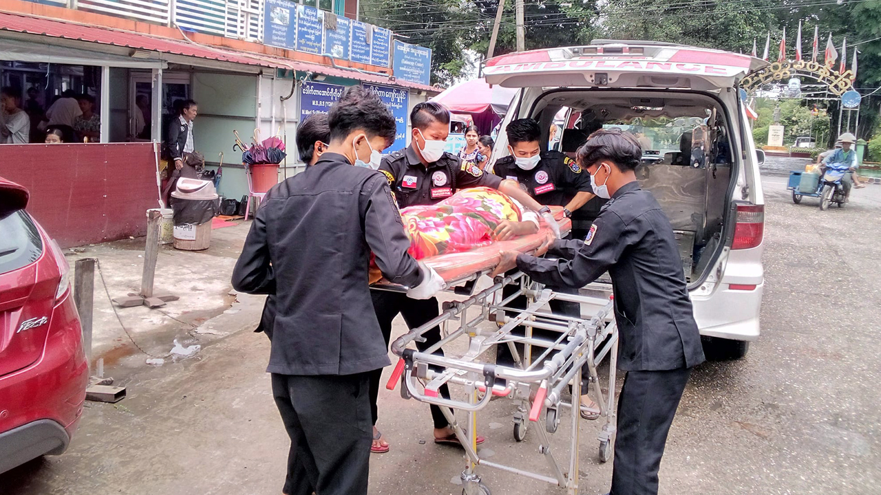 ရခိုင်ပြည်နယ်၊ ကျောက်တော်မြို့နယ်၊ အပေါက်ဝကျေးရွာမှလူနာအား နေအိမ်သို့ မေတ္တာရောင်ခြည်ဖောင်ဒေးရှင်းမှ ကူညီပို့ဆောင်ပေးနေသည်ကို ၂၀၂၂ ခုနှစ်၊ သြဂုတ် ၁၄ ရက်နေ့က တွေ့ရစဉ်။ (ဓာတ်ပုံ - မေတ္တာရောင်ခြည်ဖောင်ဒေးရှင်း အရေးပေါ်လူမှုကူညီရေးနှင့်သွီးလှူရှင်များအသင်း)