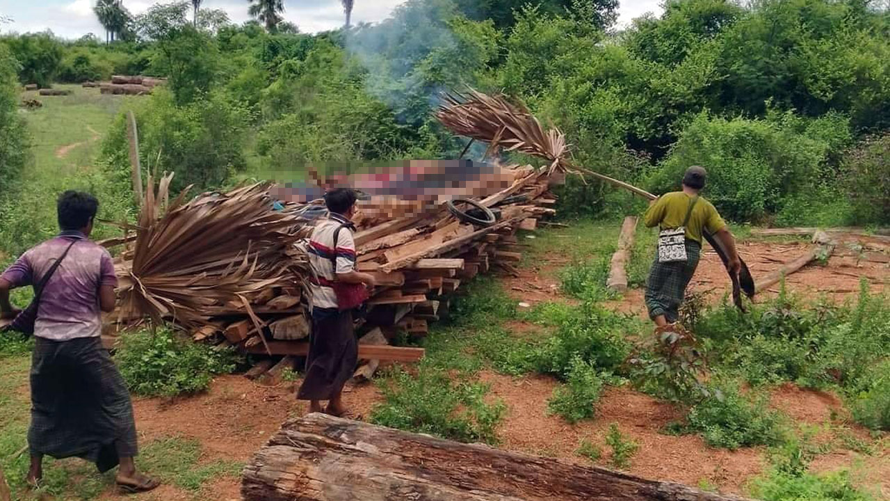 စစ်ကိုင်းတိုင်း၊ ယင်းမာပင်မြို့နယ်၊ စုန်းချောင်းရွာတွင် သတ်ဖြတ်ခံရသည့် ရုပ်အလောင်းများအား မီးသင်္ဂြိုဟ်ရန် ပြင်ဆင်နေသည်ကို ၂၀၂၃ ခုနှစ်၊ ဇူလိုင်လ ၂၁ ရက်နေ့က တွေ့ရစဉ်။ (Photo: Citizen Journalist)