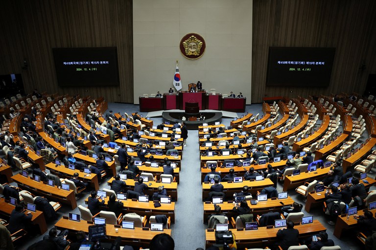 တောင်ကိုရီးယား သမ္မတ ယွန်းဆွတ်ယို (Yoon Suk Yeol)  စစ်အုပ်ချုပ်ရေးကြေညာပြီးနောက် လွှတ်တော်ခန်းမတွင် လွှတ်တော်ကိုယ်စားလှယ်များ မဲခွဲဆုံးဖြတ်နေသည်ကို ၂၀၂၄ ခုနှစ် ဒီဇင်ဘာလ ၄ ရက်နေ့က တွေ့ရစဉ်။ (Photo: Reuters)