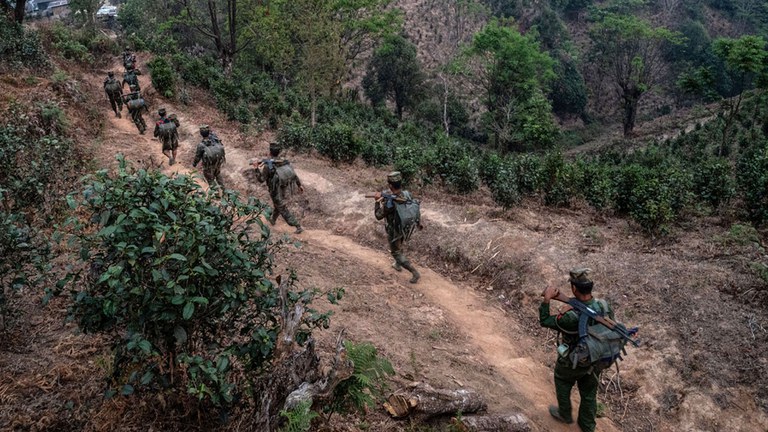 tnal2 တအာင်းလွတ်မြောက်ရေးတပ်မတော် TNLA တပ်ဖွဲ့ဝင်များအား ရှမ်းပြည်မြောက်ပိုင်း နမ့်ဆန်မြို့နယ်အနီးတွင် ၂၀၂၃ ခုနှစ်၊ မတ်လ ၉ ရက်နေ့က တွေ့ရစဉ်။ (Photo: STR / AFP)