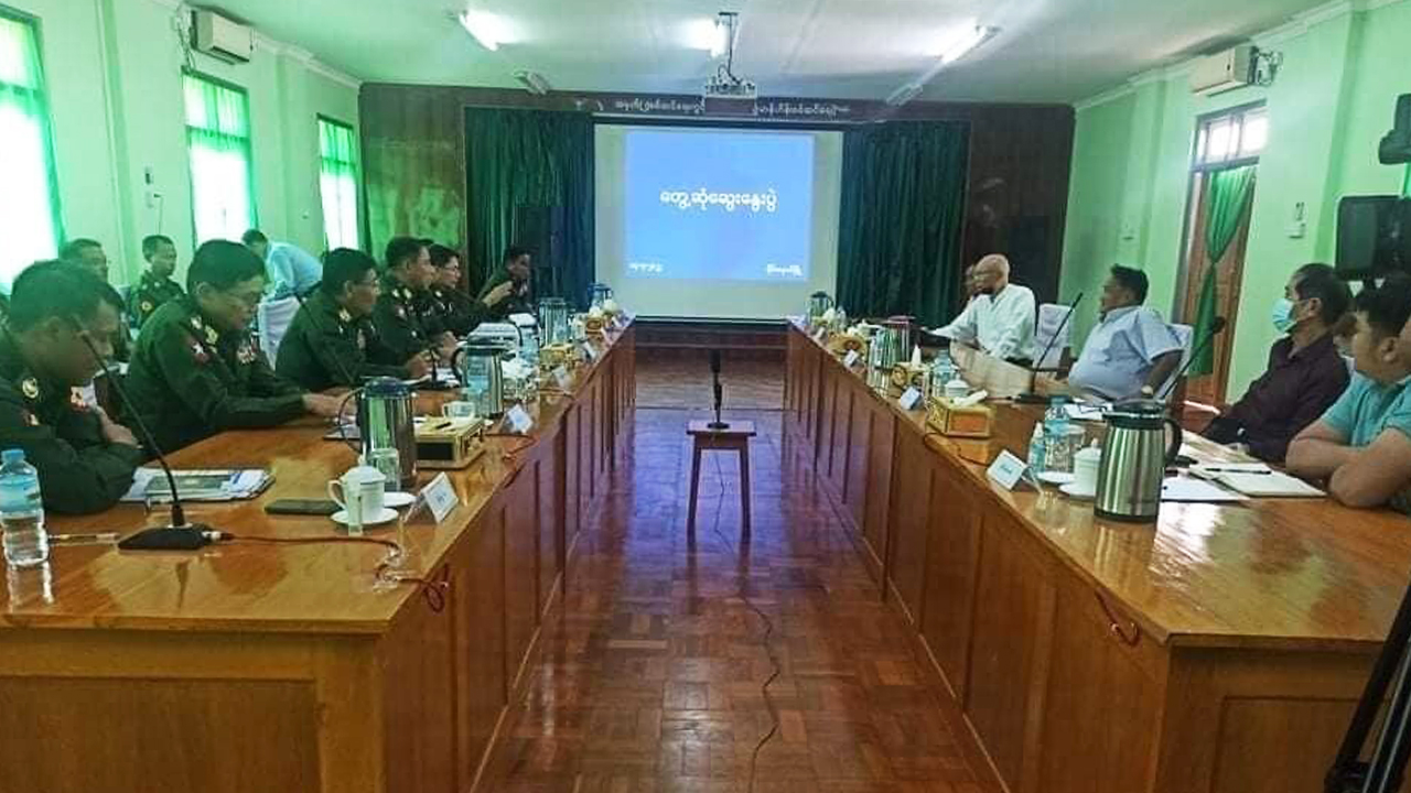 ရှမ်းပြည်တောင်ပိုင်း မိုင်းနောင်မြို့နယ်မှာ စစ်ကောင်စီငြိမ်းချမ်းရေး ကိုယ်စားလှယ်အဖွဲ့နှင့် SSPP တပ်ဖွဲ့တာဝန်ရှိသူတွေ ၂၀၂၂ ခုနှစ် ဇူလိုင်လ ၁၄ ရက်နေ့မှာ တွေ့ဆုံဆွေး‌နွေးစဥ် (Photo: SSPP Info)