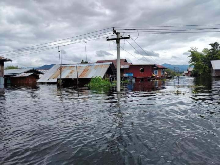 inlay flood.jpg ရှမ်းပြည်နယ်တောင်ပိုင်း ညောင်ရွှေမြို့နယ် အင်းလေးဒေသတွင် ရေနစ်မြုပ်နေသည့် နေအိမ်များအား ၂၀၂၄ ခုနှစ် စက်တင်ဘာ ၁၄ ရက်နေ့က တွေ့ရစဉ်။ (Citizen Photo)