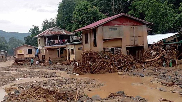 yamethin-floods.jpg ရမည်းသင်းမြို့တွင် မိုးသည်းထန်စွာ ရွာသွန်းပြီး ရေကြီးမြေပြိုမှုကြောင့် ပျက်စီးသွားသည့် သပြေပင်ရွာမှ အိမ်များကို ၂၀၂၄ ခုနှစ် စက်တင်ဘာလ ၁၃ ရက်နေ့က တွေ့ရစဥ်။ ( Citizen Photo)