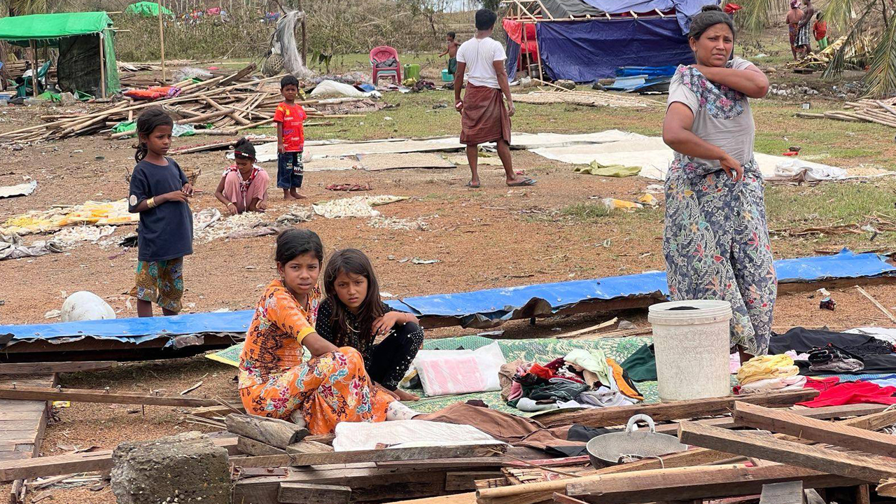 rohingya1.jpg ရခိုင်ပြည်နယ် စစ်တွေမြို့နယ်၊ ဗေဒါမွတ်စလင်ရွာမှာ မိုခါဆိုင်ကလုန်းမုန်တိုင်းကြောင့် ပျက်စီးသွားသည့် နေအိမ်များအား ၂၀၂၃ ခုနှစ်၊ မေလ ၁၆ ရက်နေ့က တွေ့ရစဉ်။ (Photo: RFA)