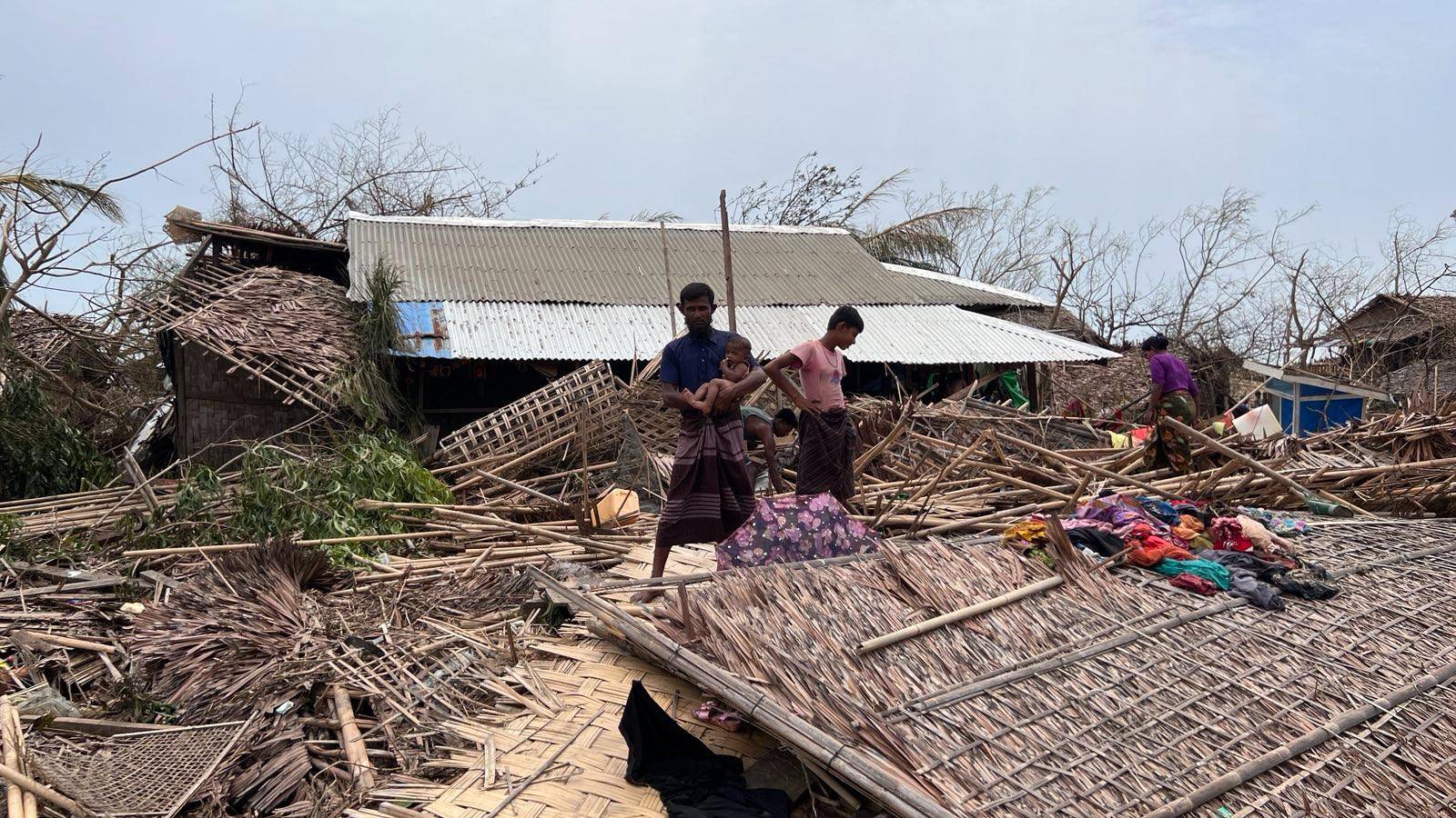 rohingya3 ရခိုင်ပြည်နယ် စစ်တွေမြို့နယ်၊ ဗေဒါမွတ်စလင်ရွာမှာ မိုခါဆိုင်ကလုန်းမုန်တိုင်းကြောင့် ပျက်စီးသွားသည့် နေအိမ်များအား ၂၀၂၃ ခုနှစ်၊ မေလ ၁၆ ရက်နေ့က တွေ့ရစဉ်။ (Photo: RFA)