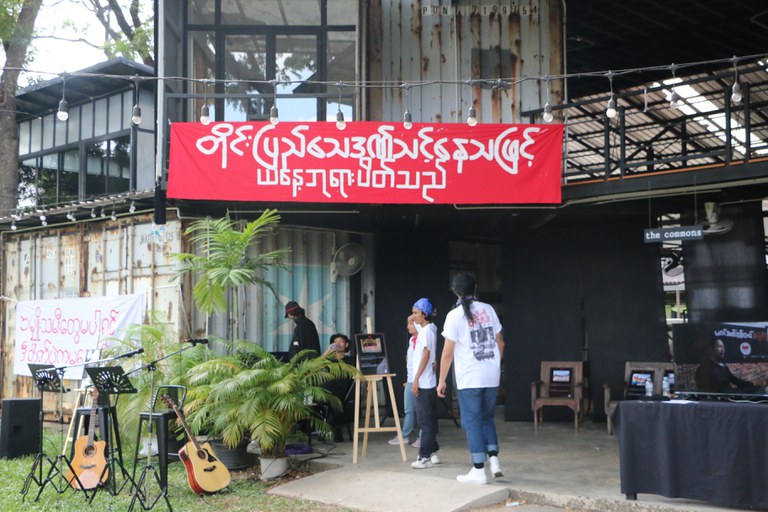 လူထုသပိတ်တိုက်ပွဲများတွင် အသုံးပြုသည့် ကြွေးကြော်သံ အမှတ်အသားပါ စာတန်းများ စုစည်းပြသသည့် ပြပွဲကို  ထိုင်းနိုင်ငံ၊ ချင်းမိုင်မြို့တွင် ၂၀၂၄ ခုနှစ် နိုဝင်ဘာ ၃၀ ရက်နေ့က ကျင်းပခဲ့စဉ်။ (Photo: RFA)