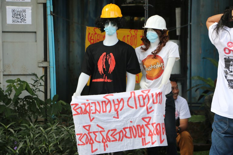 လူထုသပိတ်တိုက်ပွဲများတွင် အသုံးပြုသည့် ကြွေးကြော်သံ အမှတ်အသားပါ စာတန်းများ စုစည်းပြသသည့် ပြပွဲကို ထိုင်းနိုင်ငံ၊ ချင်းမိုင်မြို့တွင် ၂၀၂၄ ခုနှစ် နိုဝင်ဘာ ၃၀ ရက်နေ့က ကျင်းပခဲ့စဉ်။ (Photo: RFA)