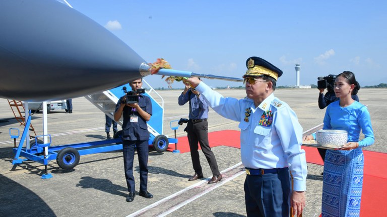 su 30 ၂၀၂၃ ခုနှစ် ဒီဇင်ဘာလ ၁၅ ရက်နေ့မှာ ပြုလုပ်သည့် တပ်မတော် (လေ) ဖွဲ့စည်းတည်ထောင်မှု (၇၆) နှစ်မြောက် နှစ်ပတ်လည်နေ့ အထိမ်းအမှတ် လေယာဉ်များ တပ်တော်ဝင်ခြင်း အခမ်းအနားတွင် ကာကွယ်ရေးဦးစီးချုပ် ဗိုလ်ချုပ်မှူးကြီး မင်းအောင်လှိုင်အား တွေ့ရစဉ်။ (Photo : Myanmar Military)