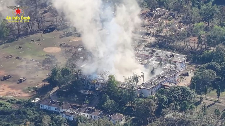ရခိုင်ပြည်နယ် အမ်းမြို့ အနောက်ပိုင်းတိုင်းစစ်ဌာနချုပ် (နပခ) တိုင်းစစ်ရုံးအဆောက်အအုံ မီးလောင်နေသည်ကို ၂၀၂၄ ခုနှစ်၊ ဒီဇင်ဘာလ ၁၈ ရက်နေ့က AA ထုတ်ပြန်ထားစဥ်။ (Photo: Telegram/ AA Info Desk)