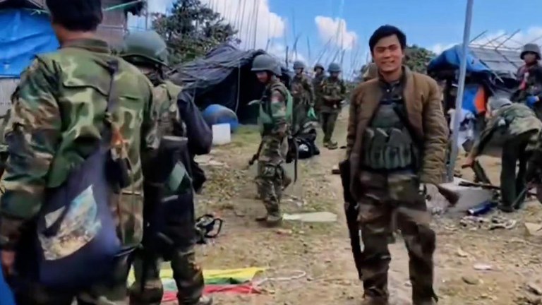 ကချင်ပြည်နယ်အရှေ့မြောက်ပိုင်း တရုတ်-မြန်မာ နယ်စပ်အနီး ချီဖွေမြို့နယ်ထဲရှိ ဖီမော် နယ်စပ်ဂိတ်စခန်းကို ၂၀၂၄ ခုနှစ်၊ နိုဝင်ဘာ ၂ ရက်နေ့က KIA နှင့် ပူးပေါင်းတပ်များ သိမ်းပိုက်အပြီး တွေ့ရစဉ်။ (Citizen Photo)