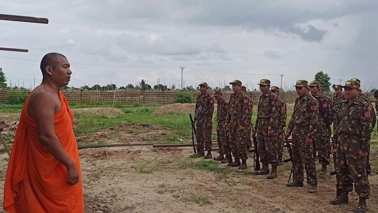 ပျူစောထီးခေါင်းဆောင် မဘသ ဆရာတော် ဦးဝါသဝနှင့် ပြည်သူ့စစ်တပ်ဖွဲ့ဝင်များအား တွေ့ရစဥ်။ (Photo:  Citizen Journalist)