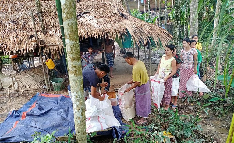 တနင်္သာရီမြို့နယ်ထဲမှ စစ်ဘေးဒုက္ခသည်များကို ဆန်လှူဒါန်းနေမှုအား ၂၀၂၃ ခုနှစ် ဩဂုတ်လ ၂၃ ရက်နေ့က တွေ့ရစဉ်။ (ဓာတ်ပုံ - တွဲလက်ညီညီ စစ်ရှောင်ကူညီရေးအဖွဲ့)
