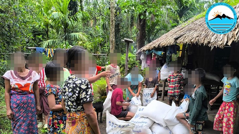 တနင်္သာရီတိုင်းတွင် စစ်ဘေးဒုက္ခသည်များကို ဆန်အချို့ လှူဒါန်းပေးနေသည်ကို ၂၀၂၄ ခုနှစ်၊ ဇွန်လ ၂၆ ရက်နေ့က တွေ့ရစဥ်။