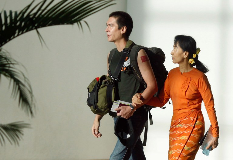 ၂ဝ၁ဝ ပြည့်နှစ် ဒီဇင်ဘာလ ၇ ရက်နေ့က ရန်ကုန်အပြည်ပြည်ဆိုင်ရာလေဆိပ်တွင် တွေ့မြင်ရသော ဒေါ်အောင်ဆန်းစုကြည်နှင့် သားငယ် ကင်မ်အဲရစ်။ (Photo: Reuters)