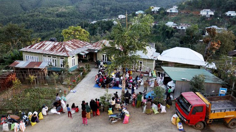 စစ်တပ်က အာဏာသိမ်းအပြီး အိန္ဒိယနိုင်ငံ မီဇိုရမ်ပြည်နယ်သို့ ထွက်ပြေးခိုလှုံသွားကြသူများကို ၂ဝ၂၁ ခုနှစ် ဒီဇင်ဘာလ ၁၂ ရက်နေ့က တွေ့ရစဥ်။ (Reuters Photo)