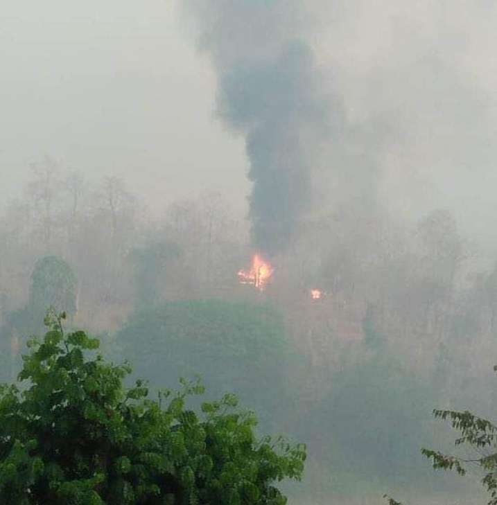 မီးရှို့ခံရသည့် မယ်ခါးထာ့စစ်ကောင်စီတပ်စခန်းအား ၂၀၂၃ ခုနှစ်၊ မတ်လ ၂၈ ရက်နေ့က တွေ့ရစဉ်။ (Photo: MeKong News)