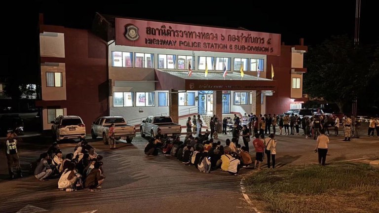 ထိုင်းနိုင်ငံအတွင်း တရားမဝင် ဝင်ရောက်မှုကြောင့် ဖမ်းဆီးခံရသည့် မြန်မာနိုင်ငံသားတချို့အား ၂၀၂၄ ခုနှစ် ဇွန်လ ၆ ရက်နေ့က တွေ့ရစဉ်။ (Photo: Thai Police)