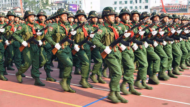 "ဝ" ပြည် သွေးစည်းညီညွတ်ရေးတပ်မတော်မှ တပ်ဖွဲ့ဝင်များကို ၂၀၁၉ ခုနှစ် ဧပြီလ ၁၇ ရက်နေ့က ပန်ဆန်းမြို့တွင် ပြုလုပ်သည့် စစ်ရေးပြ ချီတက်ပွဲတစ်ခုတွင် တွေ့ရစဉ်။ (Photo: RFA)