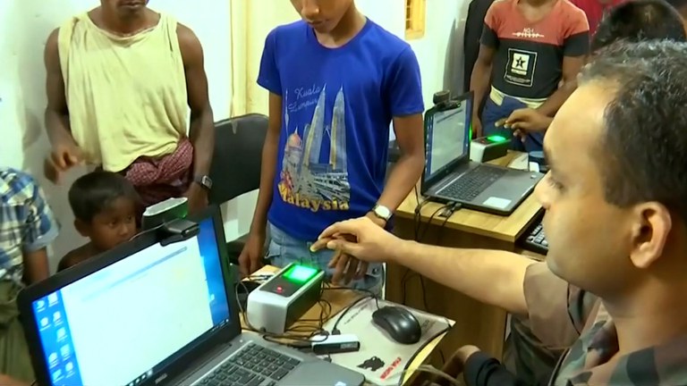 rohingya-01.jpg ၂ဝ၂၁ ခုနှစ်က ဘင်္ဂလားဒေ့ရှ်ဒုက္ခသည်စခန်းတစ်ခုတွင် ရိုဟင်ဂျာများ၏ အချက်အလက်များအား ကုလသမဂ္ဂဒုက္ခသည်များဆိုင်ရာမဟာမင်းကြီးရုံး (UNHCR)ဝန်ထမ်းများမှ ကောက်ယူနေစဉ်။ (Photo: UNHCR)