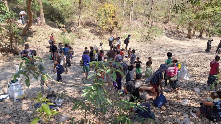 ကရင်ပြည်နယ်၊ ဖားအံခရိုင်၊ ပိုင်ကျုံမြို့နယ်ရှိ ကလေးဖိုးကလိုးကျေးရွာမှ စစ်ဘေးဒုက္ခသည်များအား ၂၀၂၅ ခုနှစ်၊ ဖေဖော်ဝါရီလအတွင်းက တွေ့ရစဉ်။ (Karen Information Center -KIC)