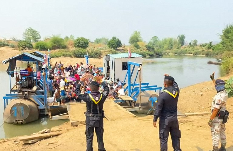 thailand-01.jpeg ထိုင်း-မြန်မာနယ်စပ် တာ့ခ်ခရိုင်ကို ထွက်ပြေးလာကြသည့် မြန်မာစစ်ဘေးဒုက္ခသည်များအား ၂ဝ၂၃ ခုနှစ် ဧပြီလ ၁ဝ ရက်နေ့က တွေ့ရစဉ်။ (Photo: AFP/Royal Thai Army)