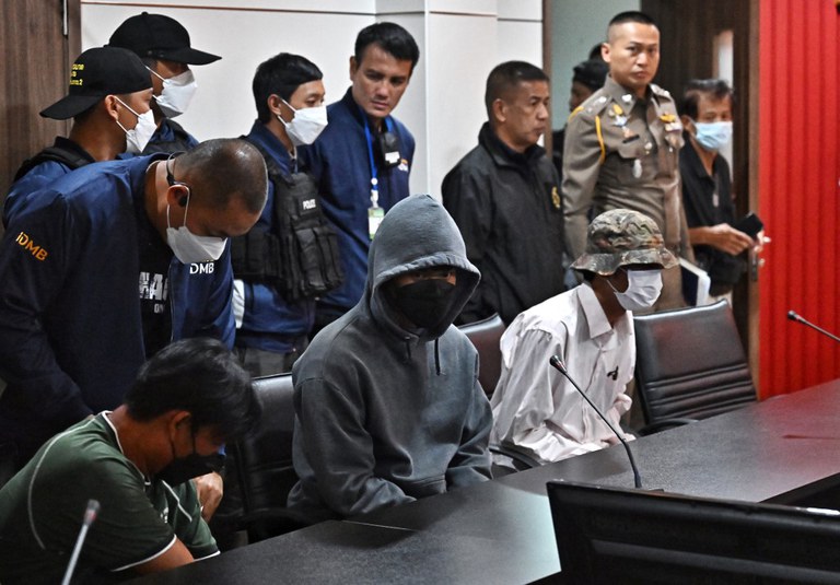 ၂၀၂၃ ခုနှစ် အောက်တိုဘာလ ၅ ရက်နေ့တွင် သေနတ်သမားလူငယ်ကို သေနတ်ရောင်ချခဲ့သူ နှစ်ဦးအား ဘန်ကောက်မြို့ ရဲစခန်းတွင် တွေ့ရစဉ်။ (Photo: AFP)