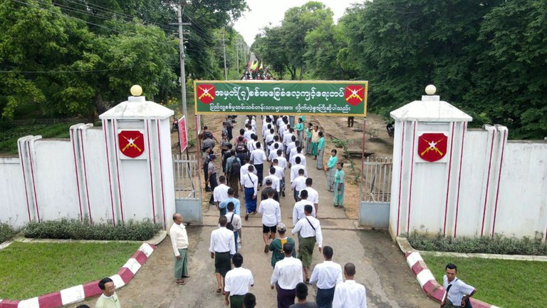 မန္တလေးတိုင်း၊ ပြည်သူ့စစ်မှုထမ်းအမှတ်စဥ် (၄) သင်တန်းတက်‌ရောက်ရန် လာရောက်ကြသူများအား ၂၀၂၄ ခုနှစ်၊ ဇူလိုင်လ ၃၀ ရက်နေ့က တွေ့ရစဉ်။ (Telegram/ ပြည်သူ့စစ်မှုထမ်းများ စုစည်းရာ)