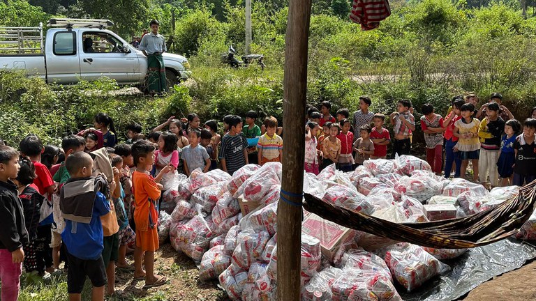 စားနပ်ရိက္ခာရယူရန် တန်းစီစောင့်ဆိုင်းနေသည့် ကရင်နီစစ်ဘေးဒုက္ခသည်ကလေးများအား ၂ဝ၂၃ ခုနှစ် နိုဝင်ဘာလဆန်းပိုင်းက တွေ့ရစဉ်။ (Photo: Citizen Journalist)