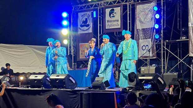 မဲဆောက်မြို့က ထိုင်းဘုရင်မွေးနေ့ဖျော်ဖြေပွဲ ဟားငါးကောင်အဖွဲ့ ပူးပေါင်းပါဝင် မဲဆောက်မြို့က ထိုင်းဘုရင်မွေးနေ့ဖျော်ဖြေပွဲ ဟားငါးကောင်အဖွဲ့ ပူးပေါင်းပါဝင်