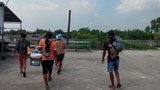 ထိုင်းရောက်မြန်မာလူငယ်အဖွဲ့ စွန့်ပစ်ပစ္စည်းကောက်ပြီး ဒီမိုကရေစီရေး ရန်ပုံငွေရှာ