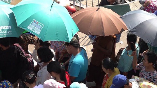 နိုင်ငံရေးဘက်အာရုံရောက်လို့ အပူလွန်ကဲတာကို သတိမမူမိကြ နိုင်ငံရေးဘက်အာရုံရောက်လို့ အပူလွန်ကဲတာကို သတိမမူမိကြ