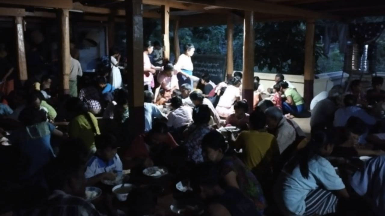 မကွေးတိုင်း၊ ပခုက္ကူမြို့နယ်မှ စစ်ဘေးဒုက္ခသည်များအား ၂ဝ၂၄ ခုနှစ်၊ အောက်တိုဘာလ ၂၈ ရက်နေ့က တွေ့ရစဉ်။ (Photo: Facebook/ Pakokku People's Revolution Committee)