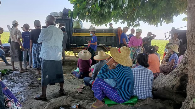 မုံရွာတောင်ပိုင်း ရွာတွေကို စစ်ကြောင်းဝင်နေလို့ ဒေသခံသုံးထောင်ကျော် ထွက်ပြေးနေရ မုံရွာတောင်ပိုင်း ရွာတွေကို စစ်ကြောင်းဝင်နေလို့ ဒေသခံသုံးထောင်ကျော် ထွက်ပြေးနေရ