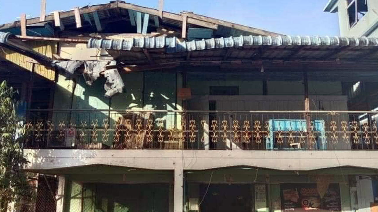 airstrike-tigyaing စစ်ကိုင်းတိုင်း၊ ထီးချိုင့်မြို့နယ် လေကြောင်းတိုက်ခိုက်ခံရမှုကြောင့် ပျက်စီးသွားသည့် အဆောက်အအုံတစ်ခုကို ၂၀၂၃ ခုနှစ်၊ နိုဝင်ဘာလ ၁၄ ရက်နေ့က တွေ့ရစဉ်။ (ဓာတ်ပုံ - ထီးချိုင့်-ပြည်သူ့ကာကွယ်ရေး)