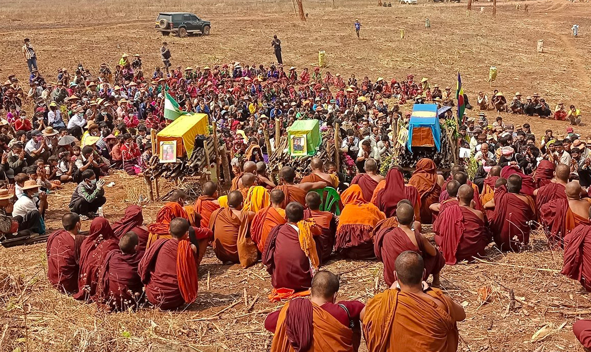 တအာင်း(ပလောင်)ပါတီဥက္ကဋ္ဌ မိုင်းနုမ်ဟန် မိသားစု၏ ရုပ်အလောင်းကို ၂၀၂၂ ခုနှစ် မတ်လ ၁၄ ရက်နေ့တွင် တွေ့ရစဥ် (Photo: CJ)