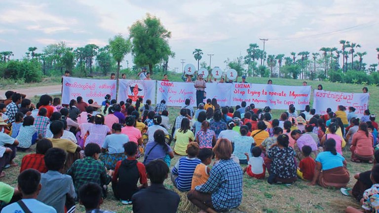 မြန်မာဝမ်ပေါင်နှင့် ယန်စီကုမ္ပဏီများ ကြေးနီစီမံကိန်းလည်ပတ်ရန် ကြိုးစားနေသည်ကို ရပ်တန့်ပေးရန် ဒေသခံများမှ တောင်းဆိုဆန္ဒပြနေကြသည်ကို ၂၀၂၄ ခုနှစ်၊ မေလ ၇ ရက်နေ့က တွေ့ရစဥ်။ (Photo: Facebook/ယင်းမာပင်-ဆားလင်းကြီးရွာပေါင်းစုံ သပိတ်ဦးဆောင်ကော်မတီ)