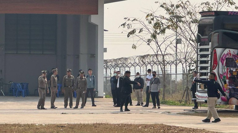 မြဝတီမြို့နယ်ရှိ အွန်လိုင်းငွေလိမ် (ကျားဖြန့်) လုပ်ငန်းမှ တရုတ်နိုင်ငံသားများအား ၂၀၂၅ ခုနှစ်၊ ဖေဖော်ဝါရီလ ၂၀ ရက်နေ့က ထိုင်းဘက်သို့ ပို့ဆောင်နေစဉ် လုံခြုံရေးယူထားသည့် ထိုင်းစစ်တပ်မှ တာဝန်ရှိသူများကို တွေ့ရစဉ်။ (Citizen Photo)