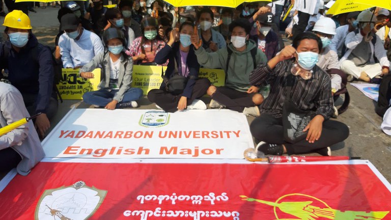CDM လှုပ်ရှားမှုတစ်ခုတွင်ပါဝင်ခဲ့ကြသည့် ရတနာပုံကျောင်းသားများအား တွေ့ရစဥ်။ (Photo: Yadanabon University Students' Union)