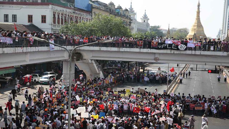 န်ကုန်မြို့ ဆူးလေးဘုရားအနီးမှာ စစ်အာဏာရှင်ဆန့်ကျင်ရေး ၂၀၂၁ ဖေဖော်ဝါရီ ၁၇ ရက်နေ့က ဆန္ဒပြခဲ့ကြစဉ်။ Photo : RFA