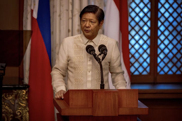 ၂၀၂၄ ခုနှစ်၊ ဇန်နဝါရီ ၁၀ ရက်က ဖိလစ်ပိုင်နိုင်ငံ၊ မနီလာမြို့ရှိ Malacanang  နန်းတော်တွင် ဖိလစ်ပိုင်သမ္မတ ဖာဒီနန်မားကို့စ်ဂျူနီယာ မိန့်ခွန်းပြောကြားနေစဉ်။ (Reuters)