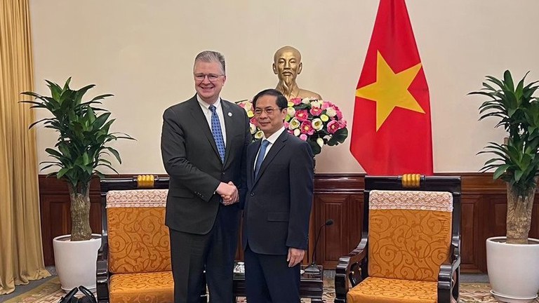 အမေရိကန် လက်ထောက်နိုင်ငံခြားရေးဝန်ကြီး Daniel Kritenbrink နှင့် ဗီယက်နမ် နိုင်ငံခြားရေးဝန်ကြီး Bui Thanh Son တို့ ၂၀၂၂ ခုနှစ် ဇွန်လ ၂၂ ရက်နေ့က ဗီယက်နိုင်ငံ ဟနွိုင်းမြို့တွင် တွေ့ဆုံခဲ့စဉ်။ (Photo: U.S. State Department)