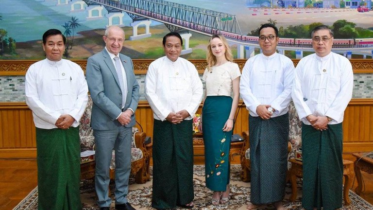 ကြံ့ခိုင်ဖွံ့ဖြိုးရေးပါတီ ဥက္ကဋ္ဌ ဦးခင်ရီအဖွဲ့ဝင်များနှင့် ရုရှားအစိုးရ သတင်းဌာန SPUTNIK အဖွဲ့တို့  နေပြည်တော်တွင် ၂၀၂၄ ခုနှစ်၊  ဇူလိုင်လ ၃၀ ရက်နေ့က တွေ့ရစဥ်။ (Photo: Facebook/USDP)