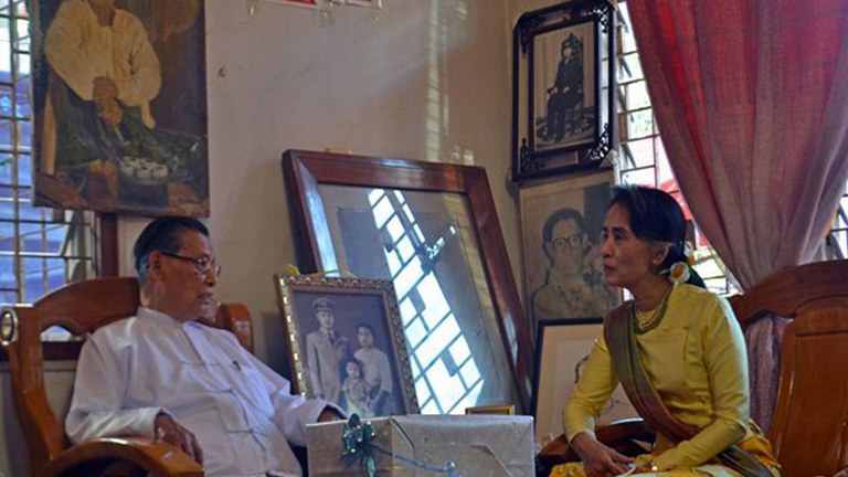 ၂၀၁၇ ခုနှစ် မတ်လ ၁၂ ရက်နေ့တွင် ကျရောက်သည့် သူရဦးတင်ဦး အသက် ၉၀ ပြည့် မွေးနေ့ကို နိုင်ငံတော်အတိုင်ပင်ခံပုဂ္ဂိုလ် ဒေါ်အောင်ဆန်းစုကြည် တက်ရောက်စဉ်။ (Photo: RFA)