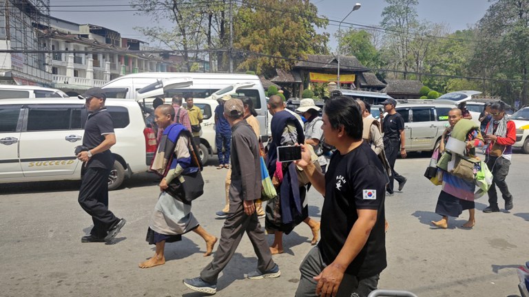 ဗီယက်နမ်ဘုန်းတော်ကြီး ထစ်မင်းတွေ့ ဦးဆောင်သည့် သံဃာတော်များအား ထိုင်းနိုင်ငံ မဲဆောက်မြို့တွင် ၂၀၂၅ ခုနှစ် မတ်လ ၄ ရက်နေ့က တွေ့ရစဉ်။ (Photo: RFA)