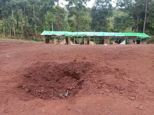 လေကြောင်းတိုက်ခိုက်ခံရသည့် ဒီးမော့ဆို အနောက်ဘက်အခြမ်း စစ်ဘေးဒုက္ခသည်စခန်းအား ၂၀၂၃ ခုနှစ်၊ ဇူလိုင်လ ၄ ရက်နေ့က တွေ့ရစဉ်။ (Photo: Karenni Human Rights Group)