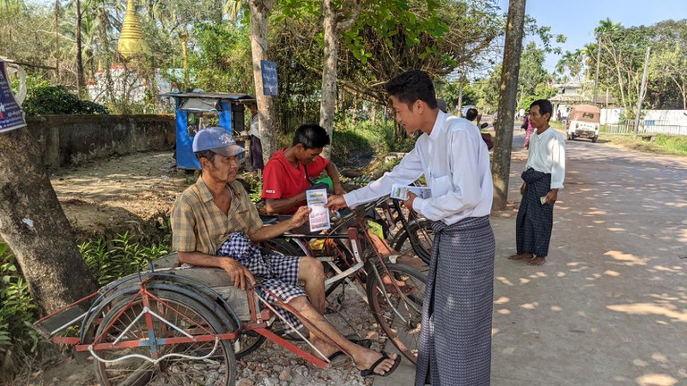 ဧရာဝတီတိုင်း၊ ဝါးခယ်မမြို့နယ်အတွင်းရှိ ပြည်သူများအား ပြည်သူ့စစ်မှုထမ်း ဥပဒေနှင့် ပတ်သက်သည့် လက်ကမ်းစာစောင်များအား လိုက်လံဝေငှနေသည်ကို ၂၀၂၄ ခုနှစ် ဖေဖော်ဝါရီလ ၂၉ ရက်နေ့က တွေ့ရစဉ်။ (Photo: MOI)