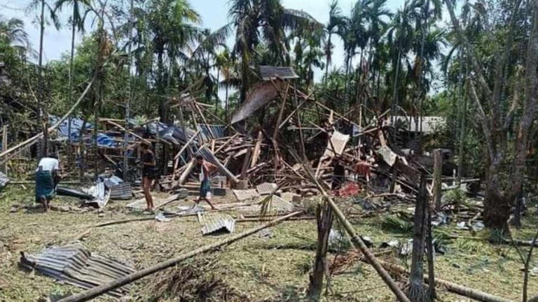 airstrike-singaung.jpg သံတွဲမြို့နယ်၊ ဆင်ခေါင်း ကျေးရွာတွင် စစ်ကောင်စီ၏ ဗုံးကြဲတိုက်ခိုက်မှုကြောင့် အပျက်အစီးများအား ၂၀၂၄ ခုနှစ်၊ ဇွန်လ ၇ ရက်နေ့က တွေ့ရစဉ်။ (Citizen Photo)
