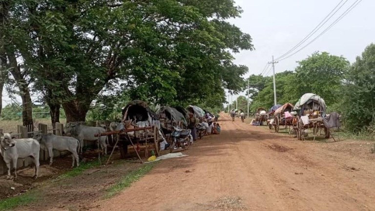 စစ်ကိုင်းတိုင်း၊ ကန့်ဘလူခရိုင်၊ ထန်းကုန်းတိုက်နယ်အတွင်းမှ စစ်ဘေးဒုက္ခသည်များအား ၂၀၂၃ ခုနှစ်၊ ဇွန်လ ၁၀ ရက်နေ့က တွေ့ရစဉ်။ (Facebook/ ကျွန်းလှ တက်ကြွလှုပ်ရှားသူများအဖွဲ့ ဓာတ်ပုံ)