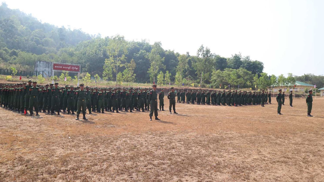 တနင်္သာရီတိုင်း၊ မြိတ်ခရိုင်၊ ပလောက်မြို့၊ အမှတ် (၁၂) တပ်မတော်တန်းမြင့်လေ့ကျင့်ရေးကျောင်းတွင် ပြည်သူ့စစ်မှုထမ်းသင်တန်း အမှတ်စဉ် (၁) ဖွင့်ပွဲအခမ်းအနားကို ၂၀၂၄ ခုနှစ်၊ ဧပြီလ ၉ ရက်နေ့က ကျင်းပစဉ်။ (Photo: MOI)