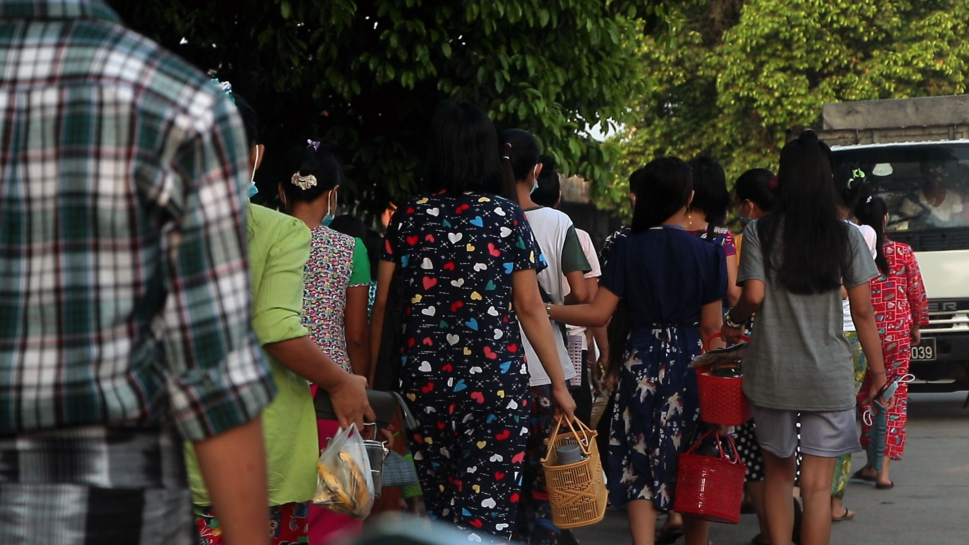workers ရန်ကုန်တိုင်း၊ ရွှေပြည်သာမြို့နယ် စက်ရုံအချို့မှာ အလုပ်လုပ်ရန်လာရောက်ကြသည့် ဝန်ထမ်းများအား ၂၀၂၂ ခုနှစ်၊ ဧပြီလ ၇ ရက်နေ့က တွေ့ရစဉ်။ (Photo: RFA)